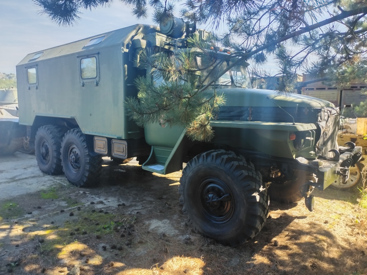 URAL-375D pojízdná tanková dílna vybavená