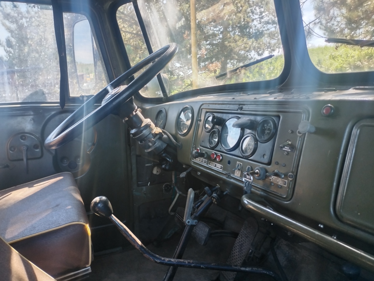 URAL-375D pojízdná tanková dílna vybavená