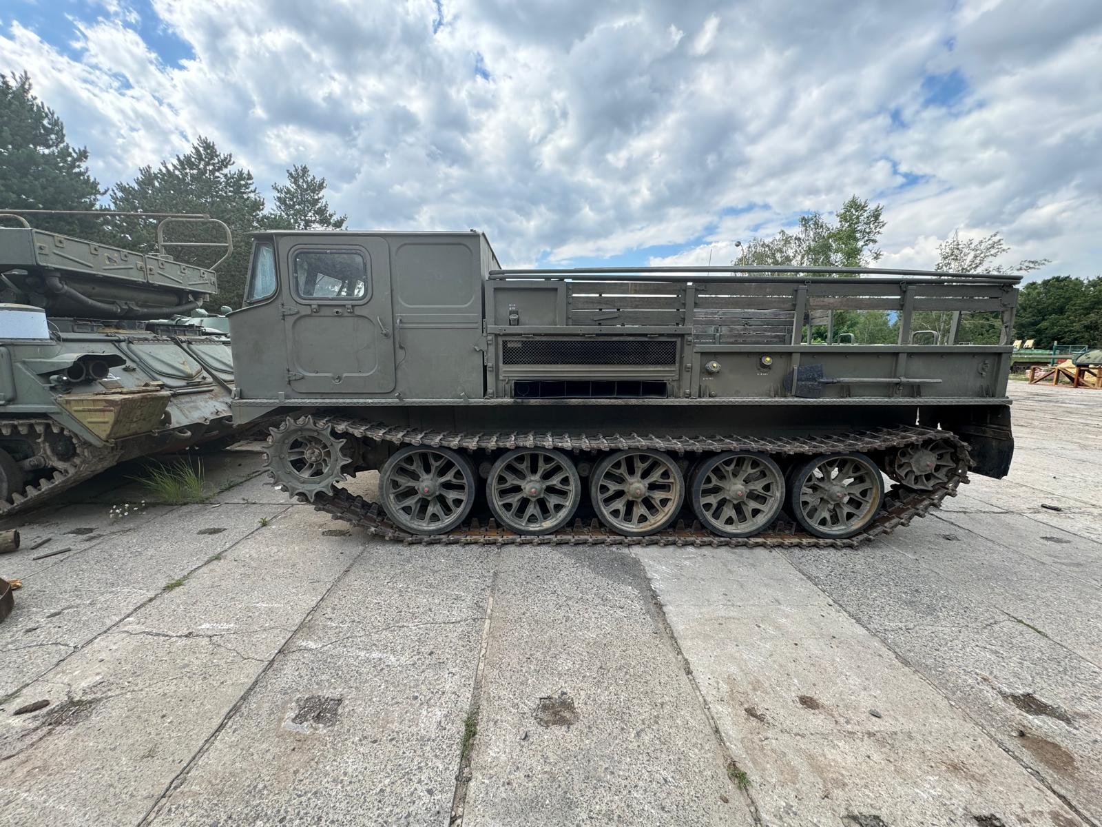 ATS-59G dělostřelecký tahač